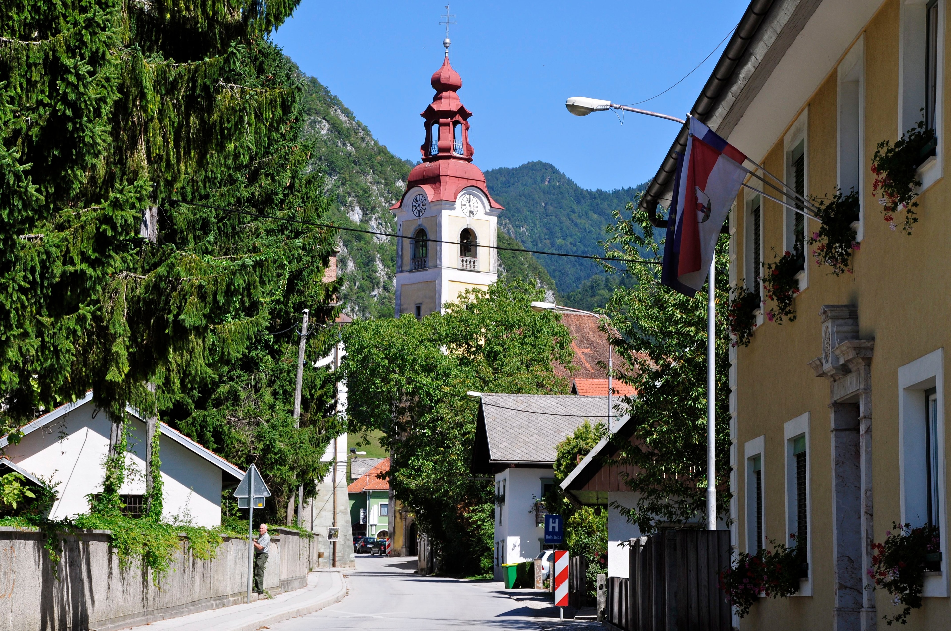 Zapora ceste v Begunjah